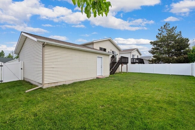 Building Photo - Amazing 3 Bedroom/2 Bath Bi-Level Home for Rent