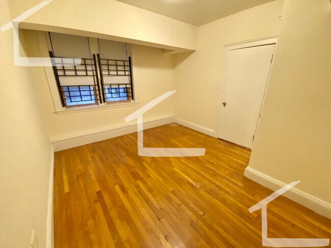 Building Photo - Large 2 Bed Available NOW!!!