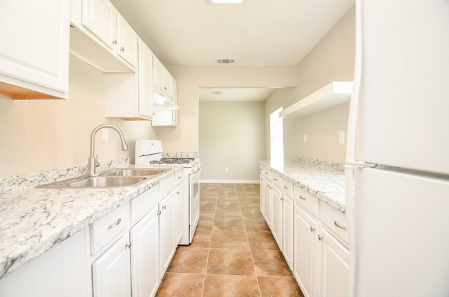 Building Photo - 2110 Pickerton Dr