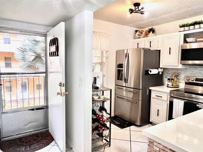 Building Photo - 2811 Somerset Dr