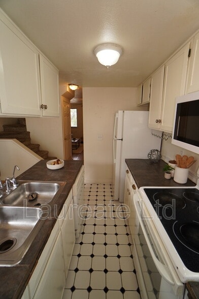 Building Photo - 5 S Elati St