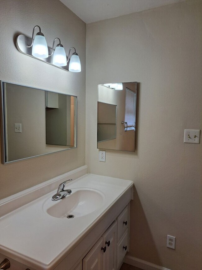 Building Photo - 1835 Carmona Ave