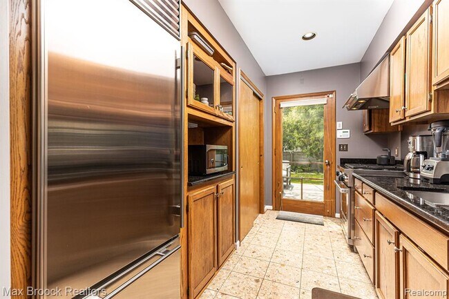 Building Photo - 328 George St