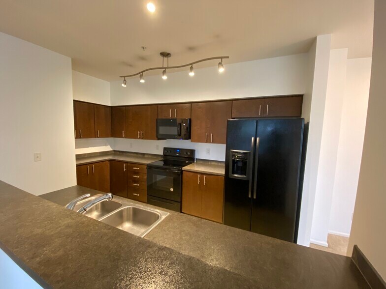 Building Photo - 15720 Manor Way