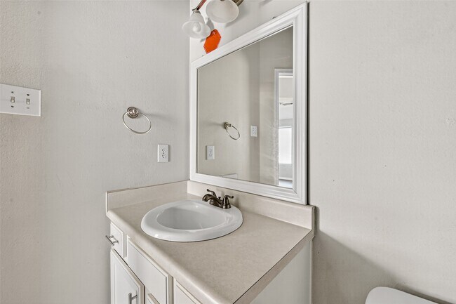 Building Photo - 5615 Brookhollow Oaks Trail