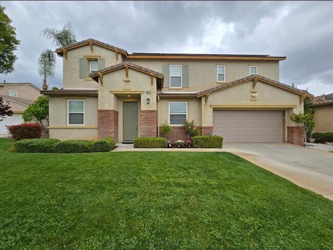 Building Photo - Discover this beautifully upgraded 5 bedro...
