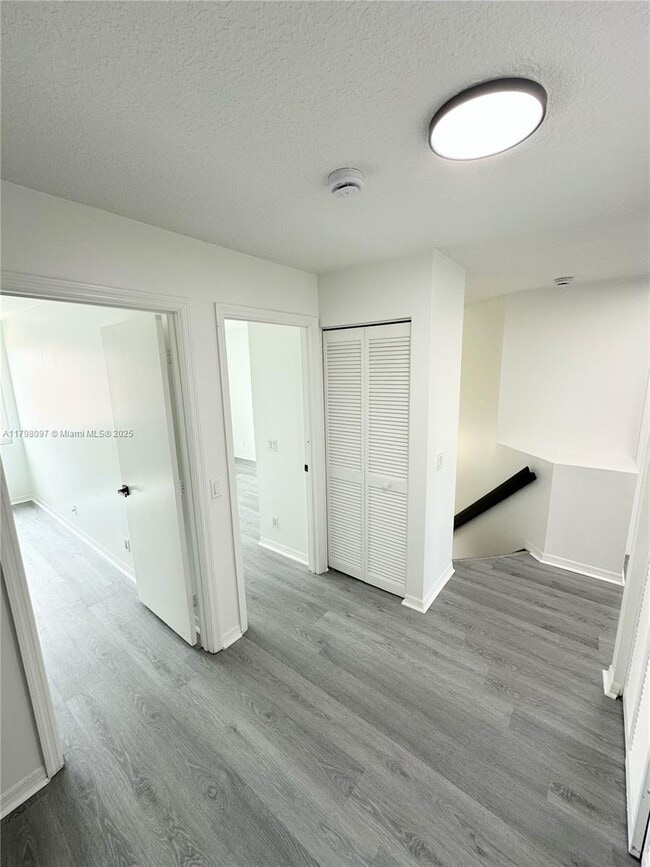Building Photo - 1845 Vista Way