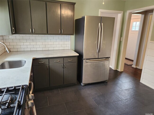 Building Photo - 14 Oakwood Rd