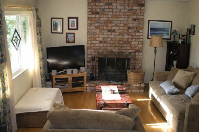 Building Photo - Charming Home with Cozy Spaces: 3Bedrooms and 2 Bathroom