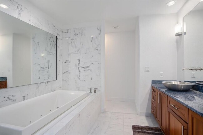 Building Photo - 150 E Robinson St