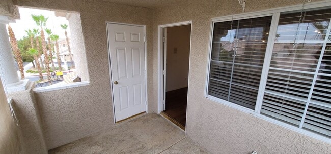 Building Photo - Beautiful Condo in Gated Community with Po...