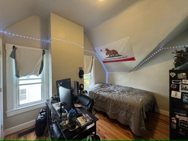 Building Photo - 26 Conklin St