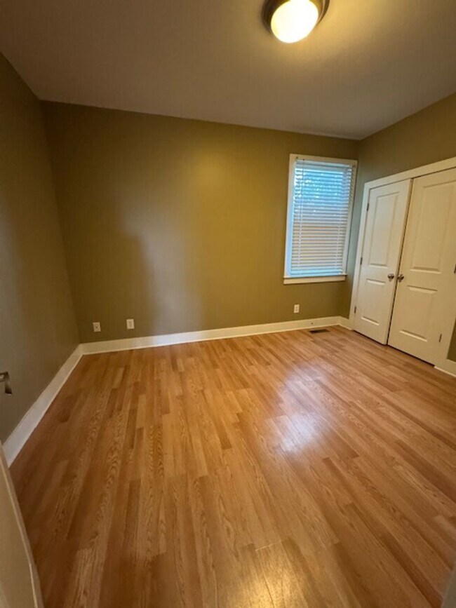 Building Photo - 1037