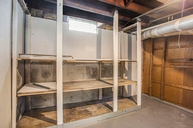 Building Photo - AVAILABLE MID-JULY!! 3 Bedroom, 1.5 Single...