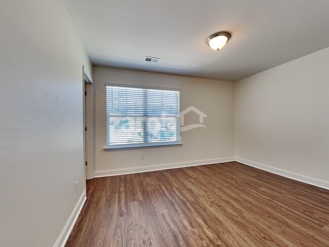 Building Photo - 509 W Lionel Rd