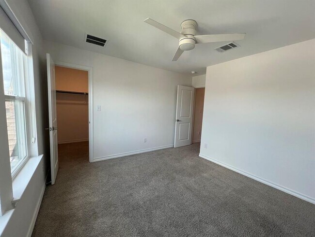 Building Photo - 1007 Sandra Ann Wy