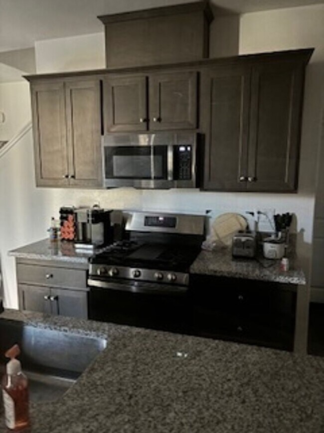 Building Photo - 3 Bedroom Townhome in Winchester