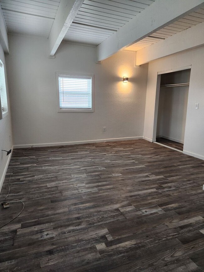Building Photo - Completely remodeled! Fresh unit!