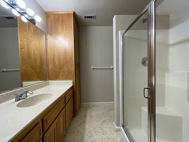 Building Photo - 2 Bedroom, 2 Bathroom Townhouse with Garage and New Washer and Dryer!