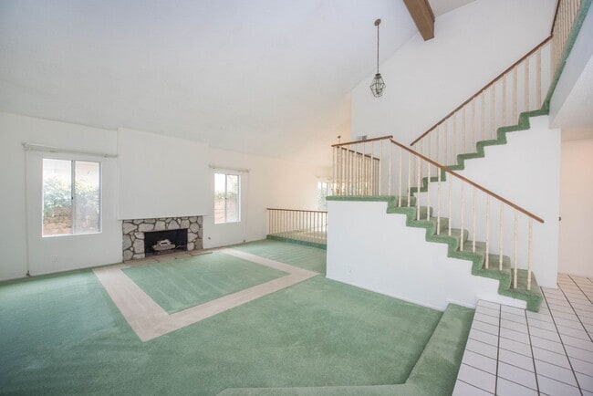 Building Photo - Rose Hills