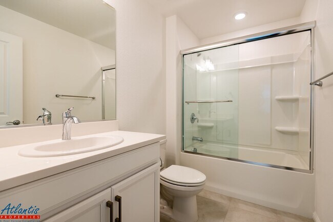 Building Photo - Newly Built Condo | Open Floor Plan | E.V. Outlet