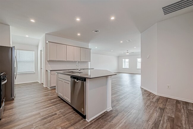 Building Photo - 532 Comal Trl
