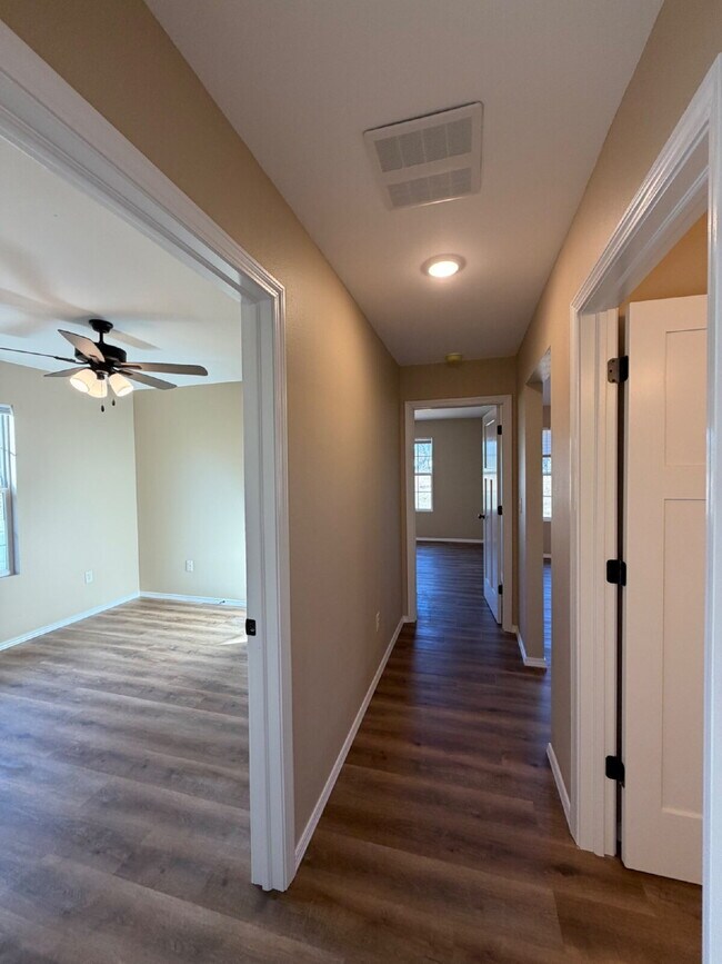 Building Photo - 4BR Duplex - Modern Energy Efficiency!!!