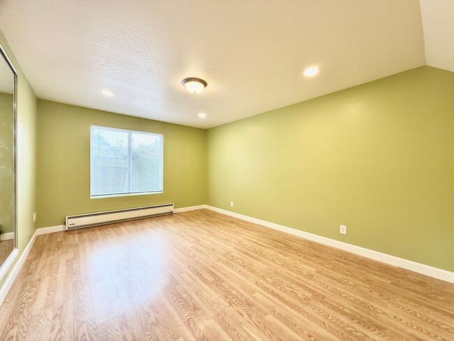 Building Photo - Coastal Living at its Finest (In-Law Suite...