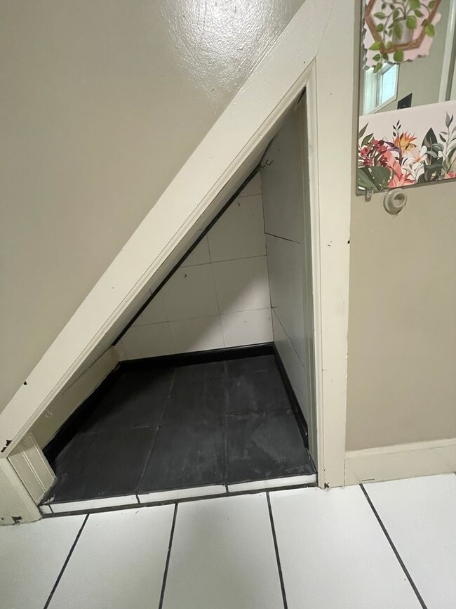 Building Photo - Studio Garage Apt