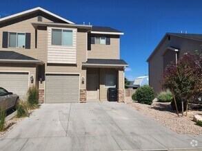 Building Photo - Charming Townhome