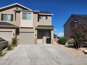 Building Photo - Charming Townhome