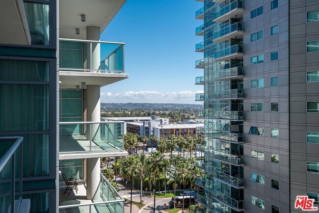 Building Photo - 13700 Marina Pointe Dr