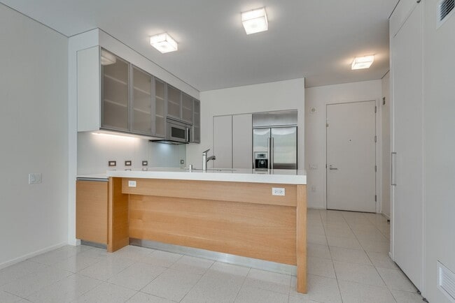Building Photo - Veer Towers 2210E-CityCenter Views from th...