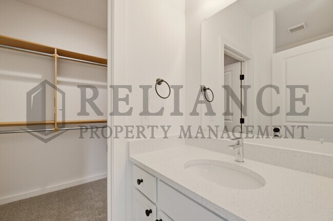 Building Photo - 5259 N Pinecrest Ct