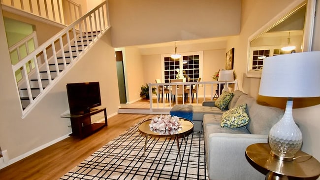 Building Photo - 651 White Ct