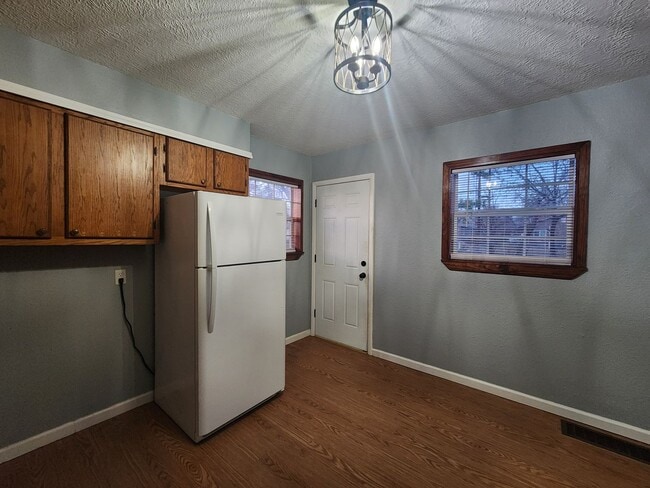 Building Photo - 3 Bedroom Home in Shawnee