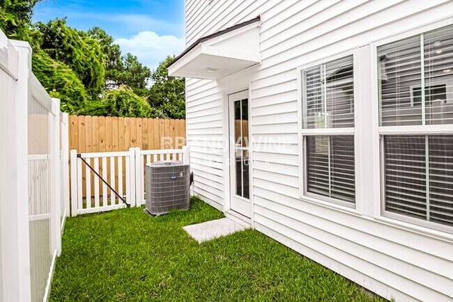 Building Photo - 1032 Wildflower Dr