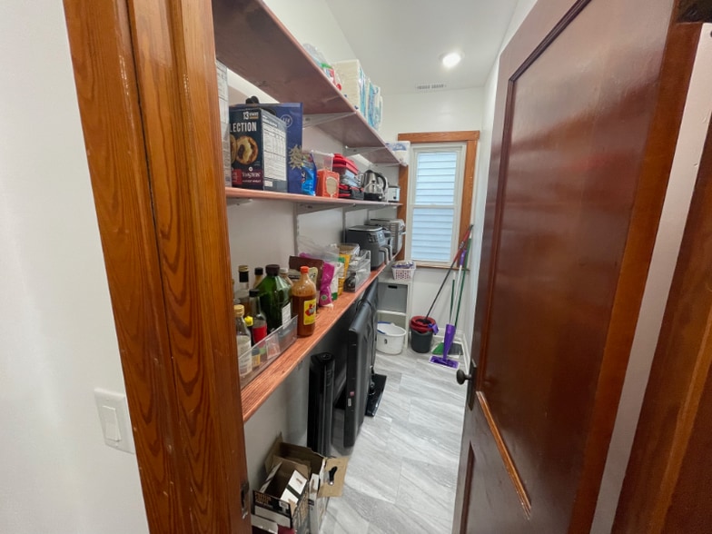 Building Photo - 5855 W Leland Ave