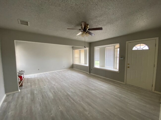 Building Photo - 3 Bed 1 Bath Now Available in east Lubbock