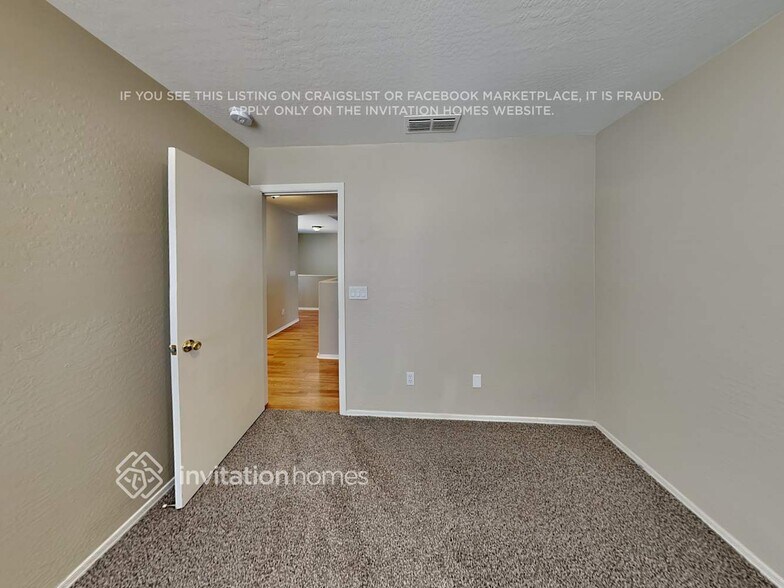 Building Photo - 11821 W Laurel Ln