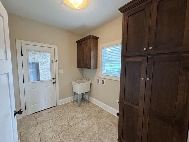 Building Photo - 2807 Talon Cir