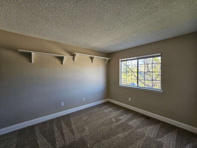 Building Photo - 180 Prairie Ridge Rd