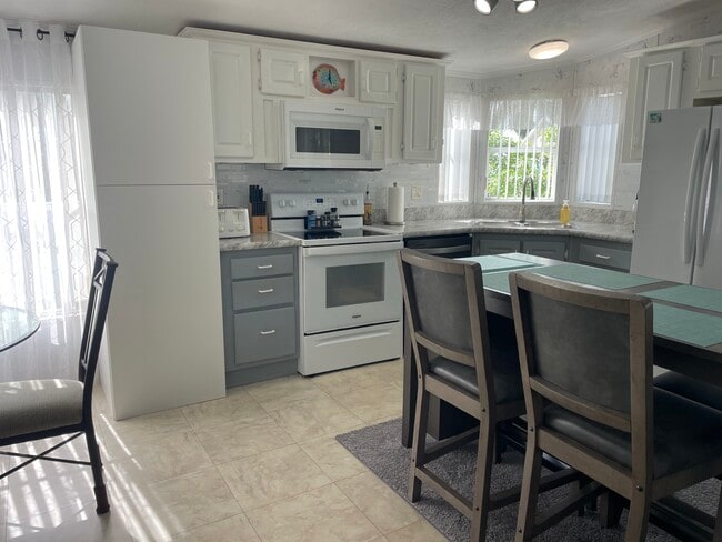 Building Photo - 16300 Pine Ridge Rd