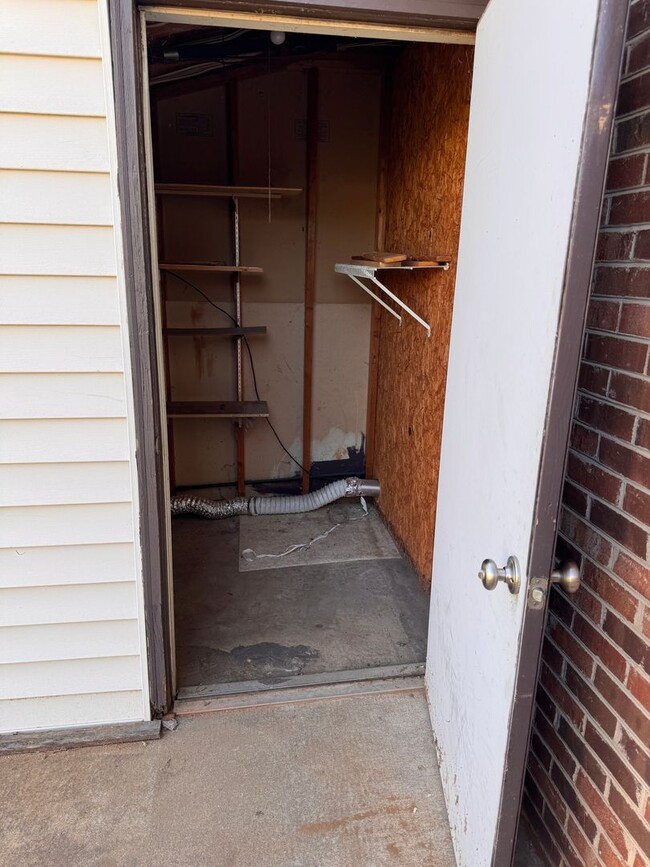 Building Photo - 3 Bedroom || 2.5 Bathroom Townhouse