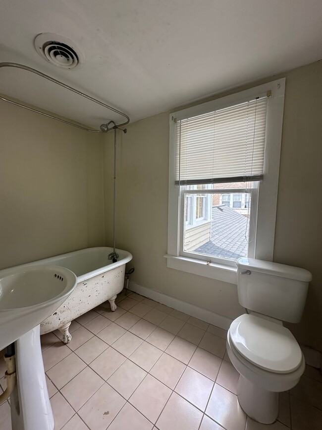 Building Photo - 2 Bed 1 Bath Apartment with Historic Charm
