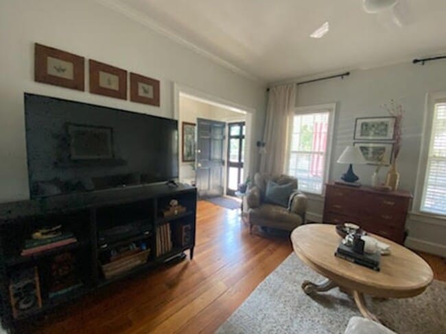 Building Photo - Beautiful historic 3BR/1.5BA Home in Downt...
