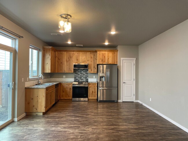 Building Photo - Goregous 3 Bedroom Home Ready for Hot Summ...