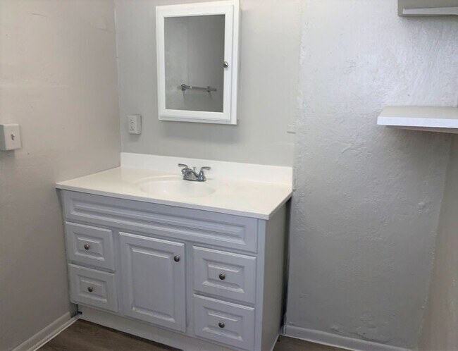Primary Photo - Downtown 1 Bedroom 1 Bath Bungalow