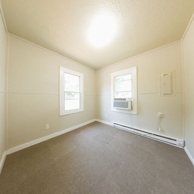 Building Photo - Updated 2 bedroom 1 bathroom home