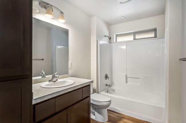 Building Photo - 4 Bedroom Home: Fenced Backyard & Great Location!